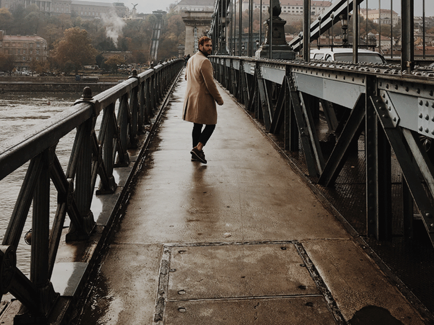 Hombre que escapa corriendo por un puente