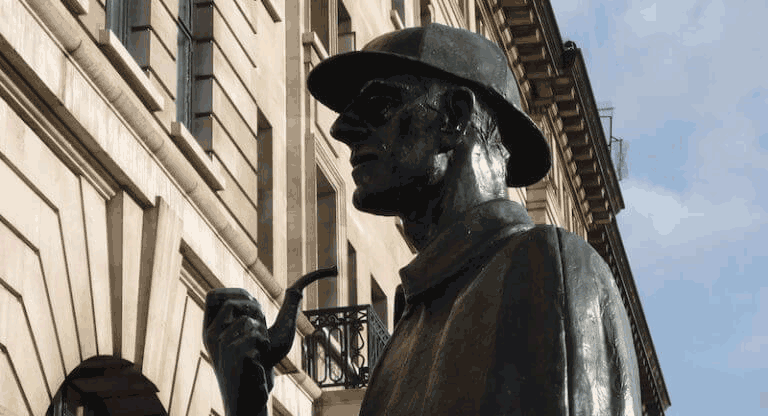 Imagen de una estatua de Sherlock Holmes