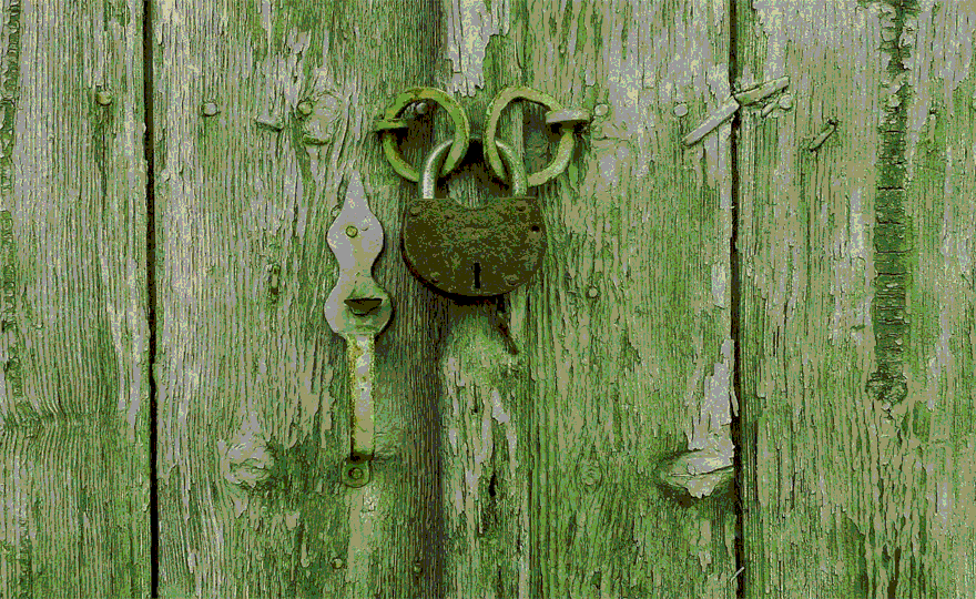 Imagen de una puerta cerrada con candado